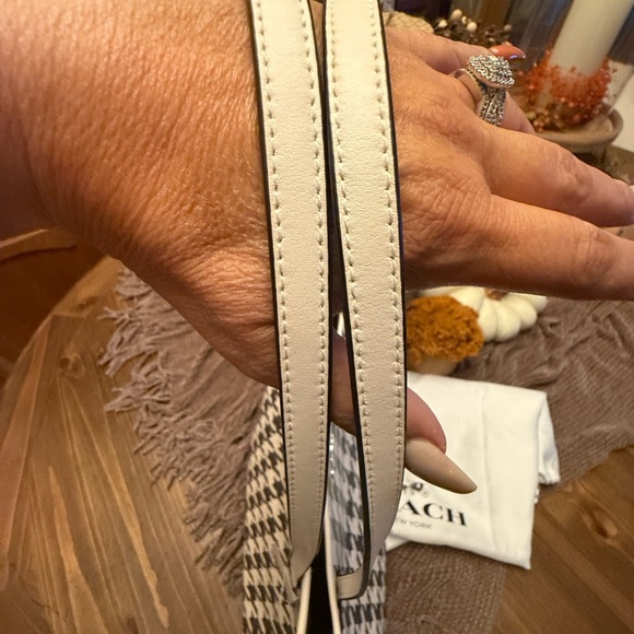 NEW W/Tags Chevron design Coach handbag(Grey & Cream.JUST THE HANDBAG! - Picture 4 of 9